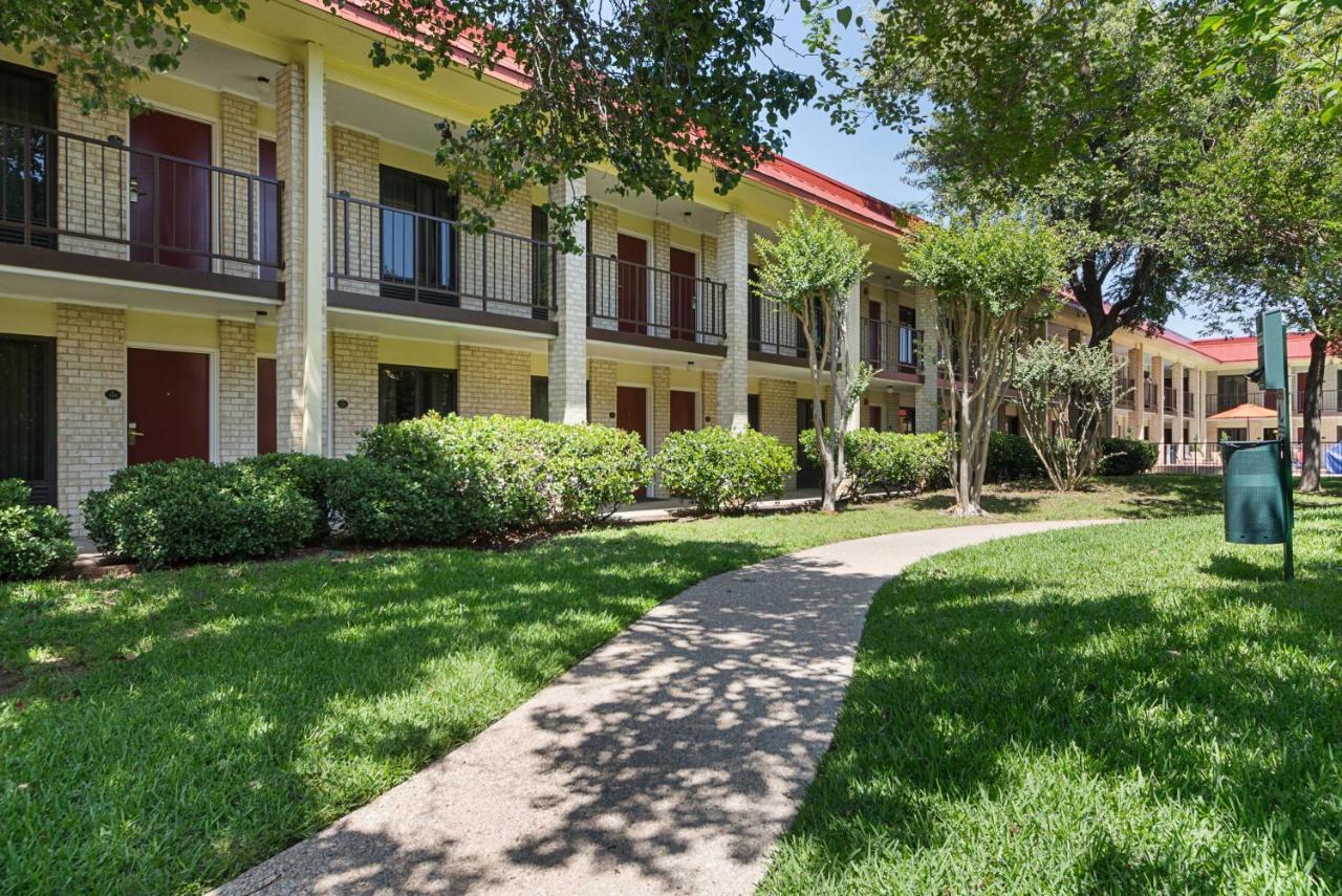 Red Roof Inn Plus+ Dallas - Addison Dış mekan fotoğraf