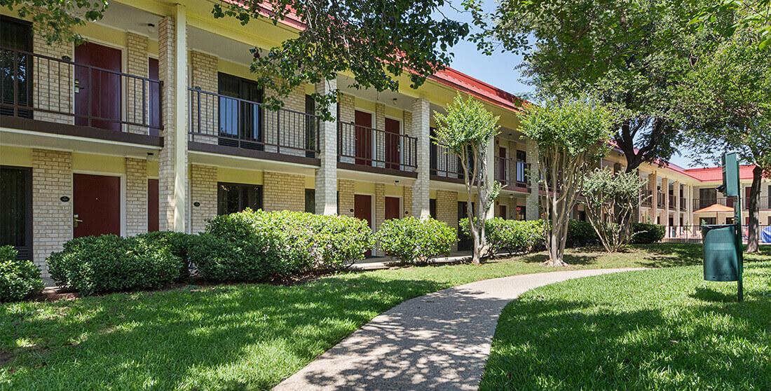 Red Roof Inn Plus+ Dallas - Addison Dış mekan fotoğraf